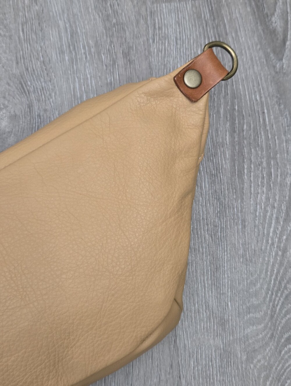 EXCELLENT PARKER THATCH CROSS YOUR HEART SLING BAG - LEATHER BUTTERSCOTCH - Picture 10 of 14